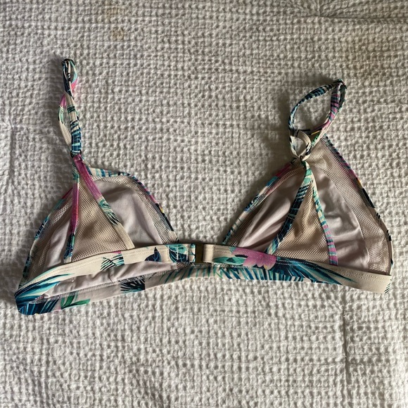 Cool toned tropical bikini bundle! 3 tops, 2 bottoms size medium. - Picture 7 of 11